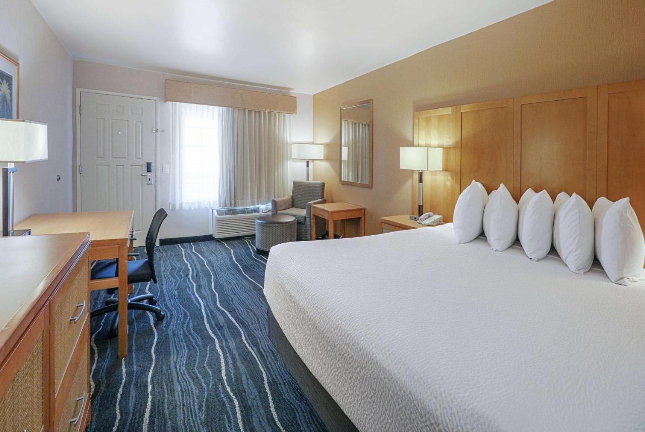 Ramada By Wyndham Costa Mesa/Newport Beach Exterior foto