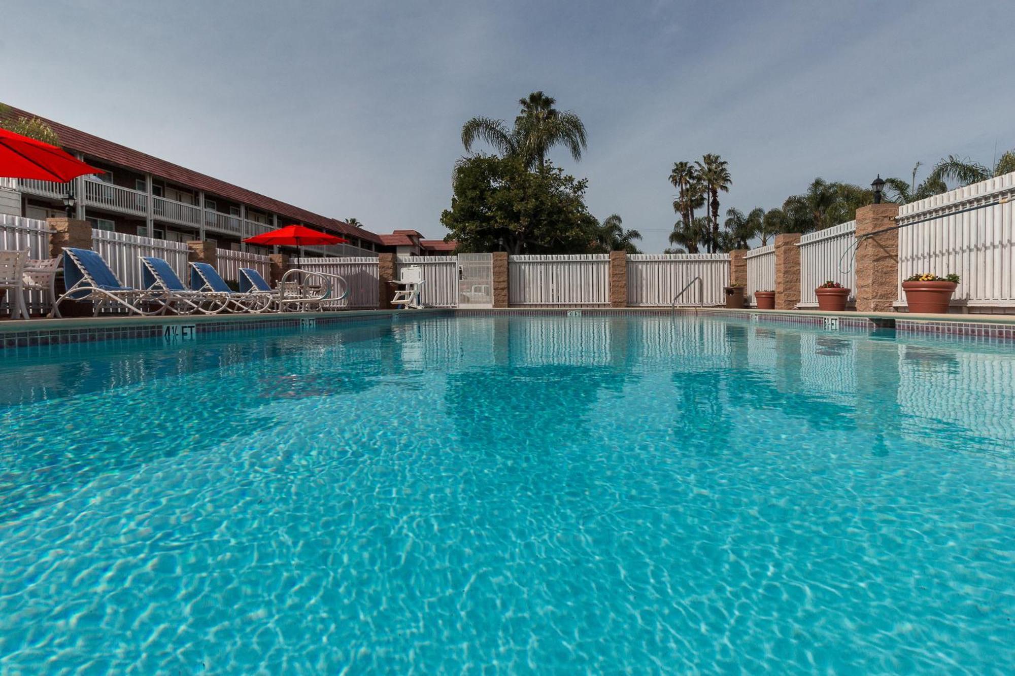 Ramada By Wyndham Costa Mesa/Newport Beach Exterior foto